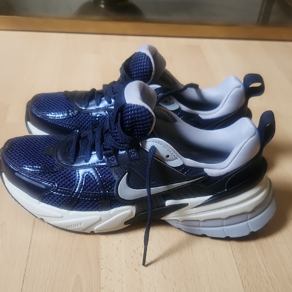 Nike Men's Navy Blue and White Athletic Sneakers